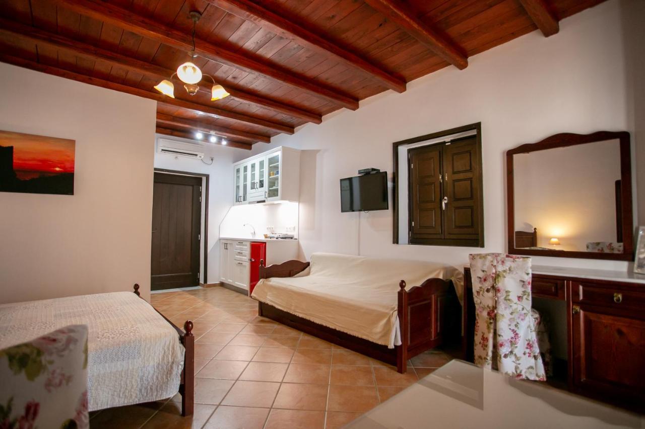 Traditional Apartments Plagiaki Néon Oítilon Esterno foto